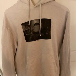 Hoodie med tryck - Hoodie med coolt tryck från STAY. Inköpt på carlings för nått år sen, bara använd ett par gånger med har tyvärr blivit lite grå i tvätten. Annars vädigit fin!
