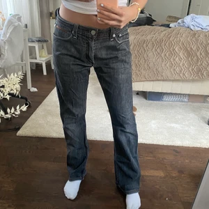 Levis jeans 514 - De perfekta vintage Levis jeansen!!!! Så sjukt snygga verkligen! Helt oskadda och så coola! Modellen är 514 så den är lågmidjade! så unika! W32 L31! Buda från 400🤩