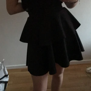 Svart volangkjol - Aldrig använd 