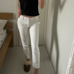 Zara Kostymbyxor  - Lågmidjade kostymbyxor från zara! Jättefin passform i ett skönt material, säljer då dem är lite små för mig. Passar till allt! Finns inga defekter 