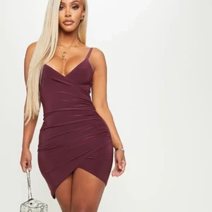 Shape burgundy bodycon klänning - Säljer denna klänningen som är från Prettylittlething. Aldrig använt den förutom när jag testat den. Den är alltså i perfekt skick! Anledningen till varför jag säljer den är på grund av att den inte används.