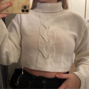 Stickad tröja - Säljer denna vita stickade tröjan från nakd , i nytt skick och med en fin detalj i mitten. Storlek xs men passar även S , säljer för 100kr💗