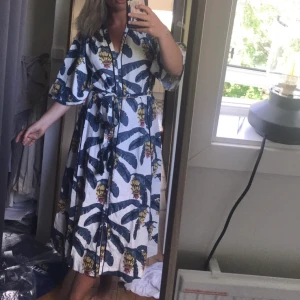 Sommarklänning - Säljer denna superfina klänning från hm, storleken är i small men passar även medium🌸