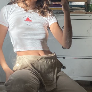 Croptop  - Skitsöt trendig croptop med ”eat me” logga❤️ knappt använd vilket är anledningen till att den säljes!