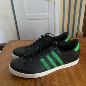 Säljer mina Adidas Gd Court Blaxk/Green💚 - Säljer ett par väldigt snygga Adidas Grand Court, base Black/Green i storlek 44 2/3. Har ingen låda till💚Det är i mycket bra skick. Inga konstigheter annat än att de kan tvättas. Men det kan jag även göra innan köp, pris kan diskuteras✨💕 