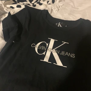 Calvin Klein T-shirt - Fin Calvin Klein t-shorts i superbra skick, endast använd några gånger😊 Pris 110 kr plus 45 kr frakt💘 Skriv för mer info, bilder osv!