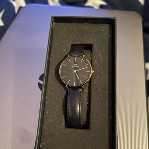 Daniel Wellington klockor - Två super fina klockor som kan köpas tillsammans eller enskild. Den svarta klockan är som oanvänd endast använd ett fåtal gånger. Den vita tar en liten skrapa och därför kommer jag sälja den väldigt billigt. Båda klockorna för 1000kr. Den vita säljer jsg för 300kr