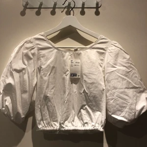 Vit blus  - Vit blus med ”puffärm” från H&M, helt ny aldrig använd lapp kvar. 