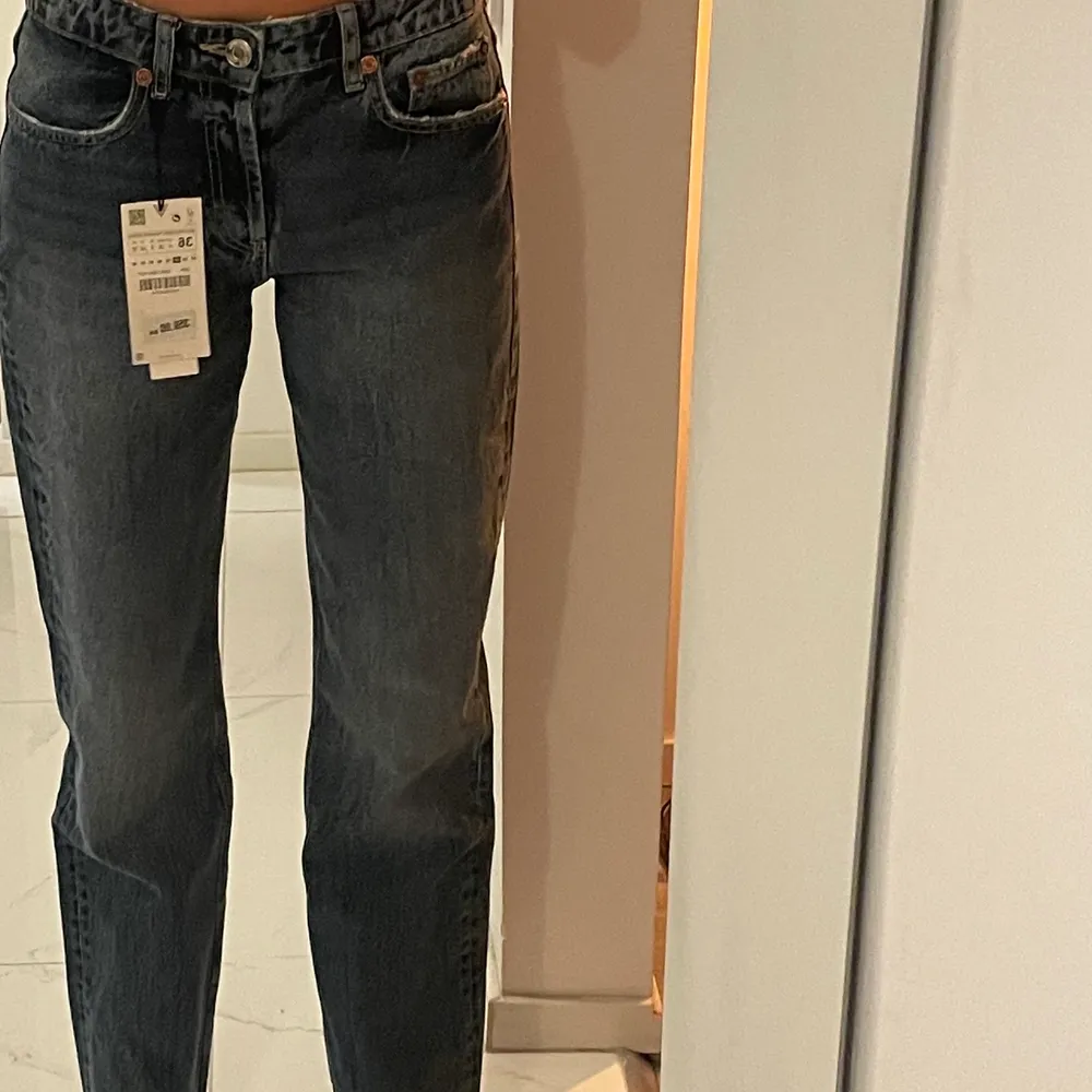 Raka jeans från zara! Har bara inte hunnit skicka tillbaka dem så dem är helt nya, lappen finns kvar! Jag är 175cm!.. Jeans & Byxor.