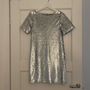 Paljettklänning  - Använd en gång på en silverfest sen har den bara hängt i garderoben 🥺