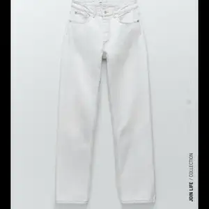 Vita jeans jeans ifrån zara. Ganska kort i modellen, raka och knappstägning. Har en ytterst liten fläck, kan dm bild för mer intresse🌟