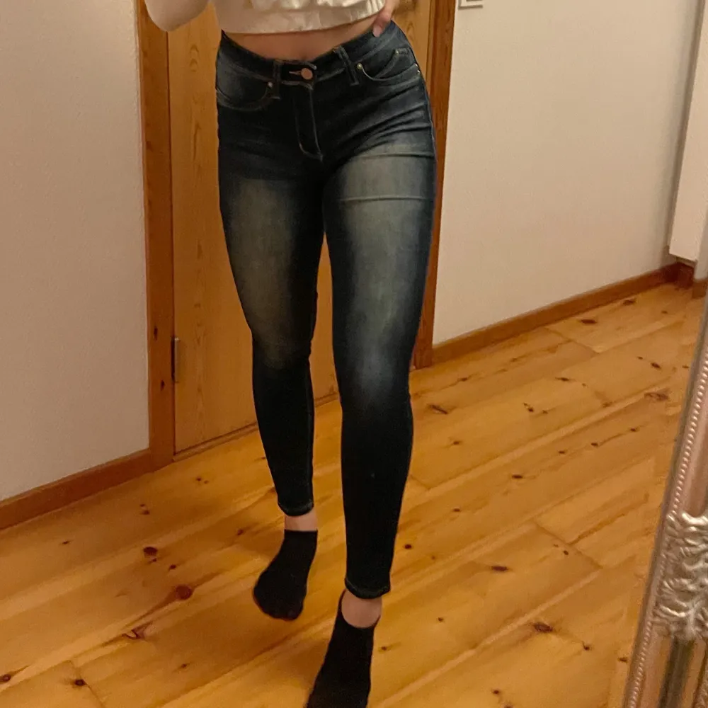 Högmidjade mörkblåa jeans från FashionNova i strl 5 (36/38)🤍 200:- och frakt tillkommer vid skick! Har bleka partier framtill och på rumpan. Jeans & Byxor.