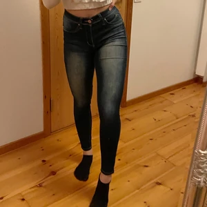 Jeans från FashionNova  - Högmidjade mörkblåa jeans från FashionNova i strl 5 (36/38)🤍 200:- och frakt tillkommer vid skick! Har bleka partier framtill och på rumpan