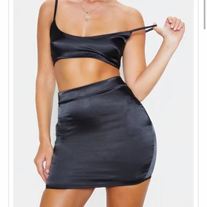 kjol + topp silke - Frakten ingår i priset 💞