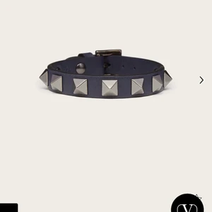 Valentino Armabnd mörkblått - Valentino armband, bra skick inköpt i Paris för ett år sen. Nypris 2500kr