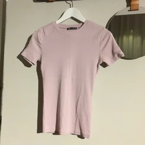 Zara storlek S - Som ny skick, andvänd fåtal gånger, sitter väldigt skön:) Funkar att ha den som xs (frakt ingår inte)