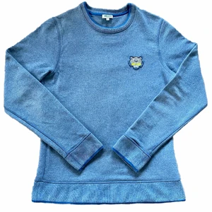 Kenzo Sweatshirt - En blå Kenzo sweatshirt i storlek S. Den är i mycket fint skick och har inga skador över huvud taget. Skriv privat för fler bilder på sweatshirten eller bilder på hur den sitter på kroppen. Jag kan mötas upp i Stockholm eller skicka den ifall köparen står för frakt.