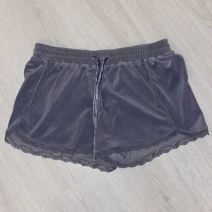 blå shorts <3 - jättesnygga blåa shorts med spets, använda ett fåtal gånger!!