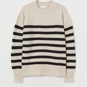 Tröja - Säljer denna randiga tröja från hm! Är i bra skick fast lite nopprig! (Lånad bild)