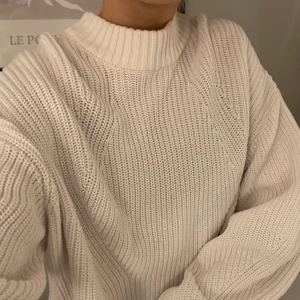 Stickad tröja  - Säljer denna stickade tröja, snålt använd. Tjockt och skönt material. Passar både till ett par jeans och en sommarkjol. Jag är 164, xs/s, 34/36. Du står för frakt💕☺️