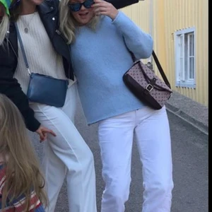 Gina tricot wide leg jeans - Helt nya vita vida jeans från GINA TRICOT, använda en gång! Lånad bild. Skitsnygga och passar till allt, ❤️ frakt tillkommer 🤝❤️‍🔥 midjemått 44cm