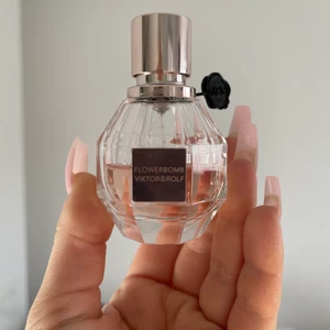 Viktor&rolf parfym - En parfym från Viktor&rolf flowerbomb lite mindre än halva kvar 🥰 skickas spårbart för 66kr 