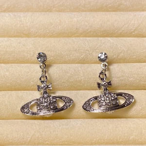 Vivi örhängen - Kopia av Vivienne westwood örhängen verkligen super fina kommer i förpackning oanvända! Köparen står för frakten💞