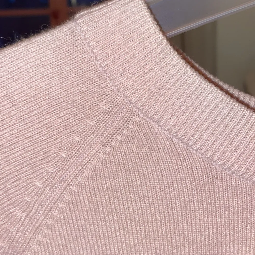 Säljer min skitfina kashmir tröja från &otherstories i lavendel färg med lite gråa toner. Fler bilder går att få på dm 💕.. Stickat.