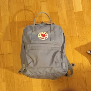 Kånken ryggsäck - Kånken ryggsäck gråblå. Sparsamt använd.