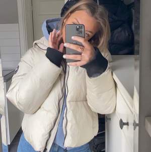 Säljer denna jättefina beige vinterjackan i puff i storlek S. Säljer den pga att den inte längre kommer till användning. Köpte den för ca 900 kr och använd ett fåtal gånger och är i mycket bra skick. Den har en pytteliten rosa fläck på ena armen men man ser den knappt (sista bilden). Köparen står för frakt💕💞