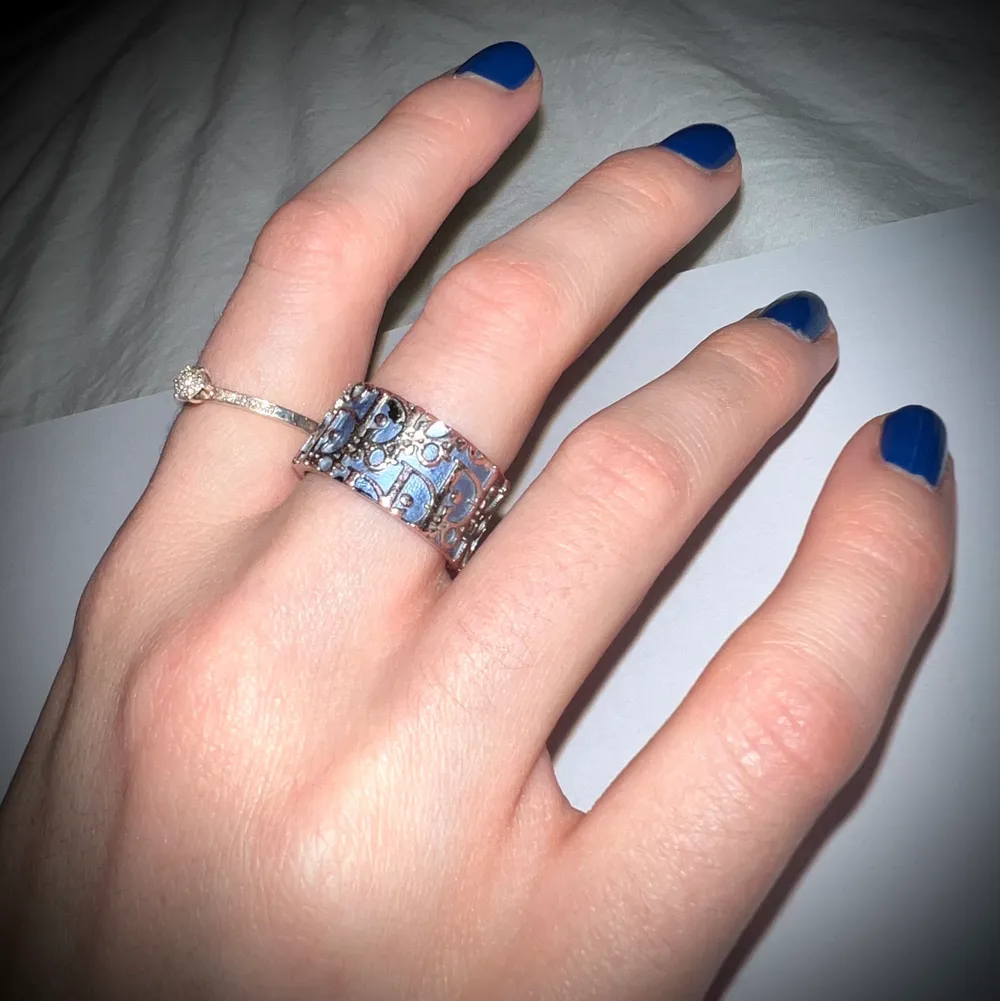 Dior ring, i färgen (ljusblå). (Storlek 6) vilket motsvarar 51,9 mm i fingeromkrets! Tar bud från 1000kr!. Accessoarer.