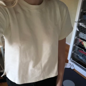 Topp - Toppen är i croppad modell och är oanvänd med lappen kvar. Säljs pga kommer inte till användning hos mig. Den är storlek 34 men passar mig som vanligen har 36 också. Köparen står för frakten. Skriv gärna vid funderingar ☺️