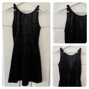 Sammetsklänning - Klänning fr. H&M i sammetsmaterial. Strl. 36. Sparsamt använd så i väldigt fint skick.  