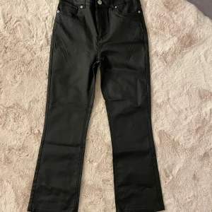 ”Skinnbyxor”  - Säljer mina helt oanvända skinnbyxor som är i mycket fint skick, säljs pågrund av att jag inte gillar längden på byxorna. Frakt: 57kr (köparen står för frakten)💗