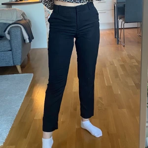 Kostymbyxor storlek 36 - Perfekta vardagsbrallorna! Mellan höga i midjan och väldigt mjuka i tyget🥰 endast använda några få gånger 