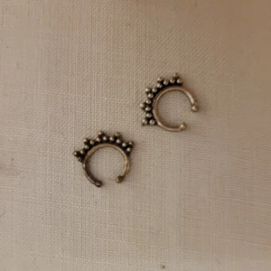 Septum rings - Jättesöta fake septum rings som inte har använts på flera år. En är mörkt guldfärgad och en silverfärgad. De är små, tänk "huggy hoops". Den mörka är något rostig men inte där det syns. Fint skick.