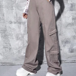 Oanvända Cargo byxor  - Säljer dom här jättefina byxorna då jag knappt fick på mig dom. Jag är storlek M o dessa sägs vara i M men passade mer som S för mig. Fick hem dom idag, väldigt synd att jag behöver sälja dom 🤎