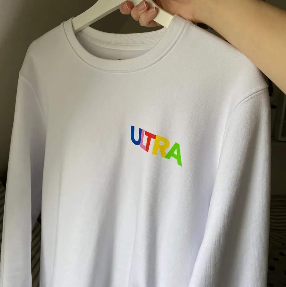 Limited edition sweatshirt från ”Aparte by ULTRA” första drop. Använd max 1 gång och aldrig tvättad. Storlek M men passar även S. Frakt: 66kr. Tröjor & Koftor.