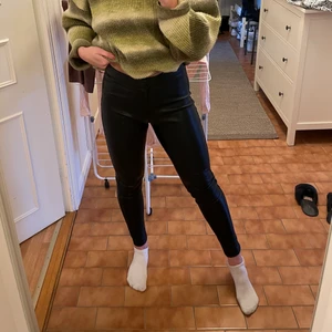 Skinnbyxa - Skinnbyxa i ett mjukt likt leggingsmaterial, väldigt bekväma! Storlek S, från Bikbok!