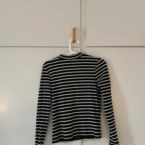 randig tröja - tröjan är från lager 157 och är i storlek m. använd fåtal gånger. står inte för postens slarv och köpt= köpt. betalning sker via swish 