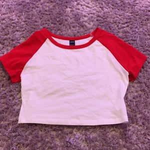 croptop storlek XS - En röd och vit croptop i storlek XS. Har endast provat den på. 