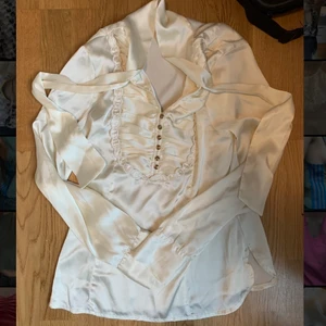 Satinskjorta  - Lolita aktig satinskjorta ifrån Vila!! Använd typ 3 gg, är som ny!! Man kan knyta rosett vid halsen! 