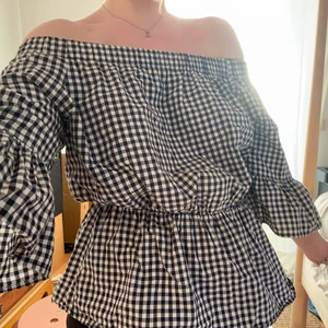Off-shoulder gingham blus - Köpt från ginatricot för ett antal år sen, men inte använd alls det senaste. Bra kvalitet och lätt att stylea💖