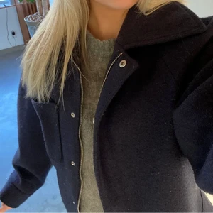 nakd jacka  - intressekoll på denna populära jacka ifrån nakd. säljer vid bra bud💕💕skriv vid frågor (lånade bilder) bud på 1100 kr