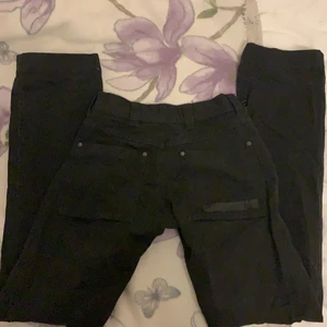 Sail racing byxor - Så snygga sail rasing byxor/jeans som jag har sytt in! De är midwaist och har en straight fit. Köptes oanvända och använda fåtal gånger:) fråga för fler bilder, är långa på mog som är 160