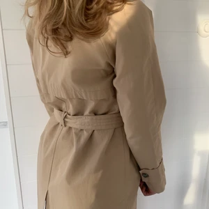Beige Trenchcoat  - Beige kort trenchcoat från zara💘 barnstorlek men passar xs 