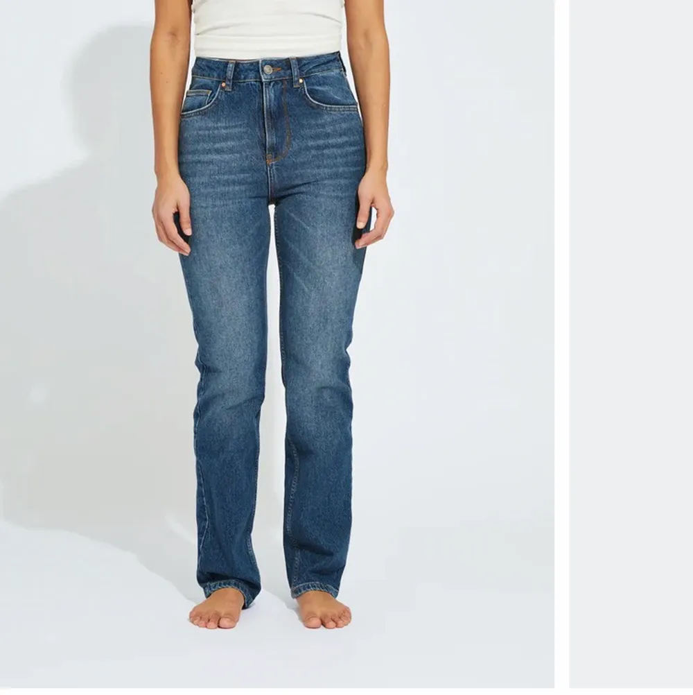 Säljer dessa så snygga straight leg jeansen som är helt slutsålda på hemsidan! Är som i ny skick. Köpte för 600kr. Pris kan diskuteras❤️❤️. Jeans & Byxor.