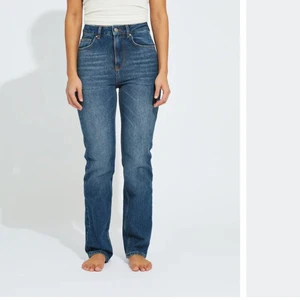 Straight leg jeans - Säljer dessa så snygga straight leg jeansen som är helt slutsålda på hemsidan! Är som i ny skick. Köpte för 600kr. Pris kan diskuteras❤️❤️