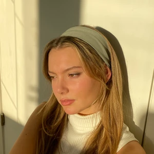 Grönt tyghårband - Vintage tyghårband i ett grönt tyg, går att beställa här eller på vår instagram @choli.uf 