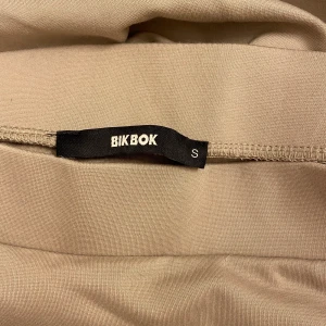 Kjol med slitning - använt 1 gång 